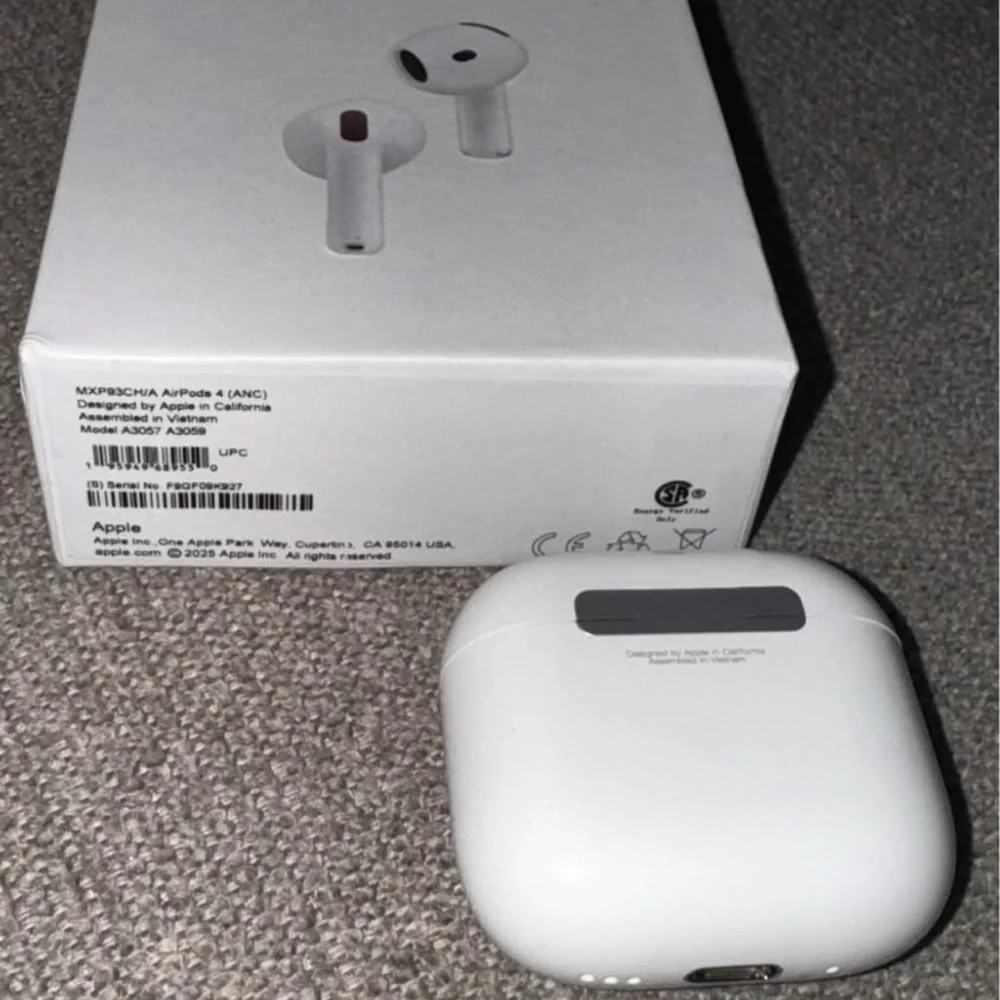 Apple White Wireless Earbuds with Case